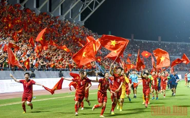 Đội tuyển bóng đá nữ Việt Nam ăn mừng chiến thắng giành chức vô địch SEA Games 31. (Ảnh: THÀNH ĐẠT)