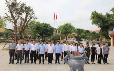 Lãnh đạo tỉnh Hưng Yên dâng hương tưởng niệm Tổng Bí thư Nguyễn Văn Linh.