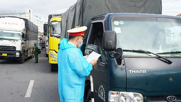 TP Hồ Chí Minh dừng cấp giấy nhận diện cho xe chở hàng, công nhân, chuyên gia, để đăng ký tự động qua mạng.