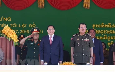 Thủ tướng Campuchia Samdech Techo Hun Sen và Thủ tướng Phạm Minh Chính dự Lễ kỷ niệm 45 năm “Con đường tiến tới đánh đổ chế độ diệt chủng Pol Pot”. (Ảnh: TTXVN)