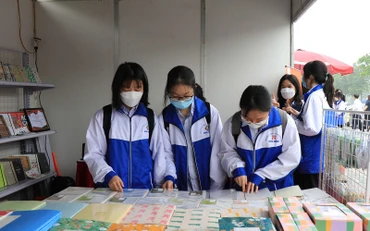 Các em học sinh tham quan Ngày sách.