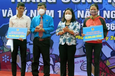 Đồng chí Cao Thị Hòa An, Phó Bí thư Thường trực Tỉnh ủy, Chủ tịch HĐND tỉnh Phú Yên trao tiền hỗ trợ xây nhà mái ấm công đoàn cho các đoàn viên khó khăn về nhà ở.
