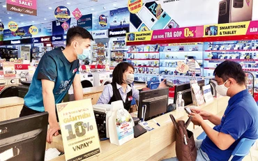 Nhiều doanh nghiệp áp dụng mức giảm giá, tặng quà khi khách hàng thanh toán không dùng tiền mặt.