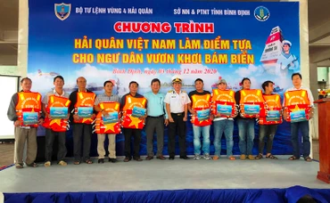 Chương trình “Hải quân Việt Nam làm điểm tựa cho ngư dân vươn khơi bám biển”