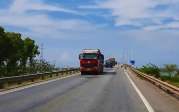 Cầu Gianh hẹp nên tốc độ bị hạn chế, xe qua đây phải nối đuôi nhau.