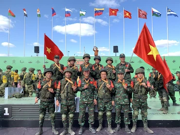 Đội tuyển Công binh Quân đội nhân dân Việt Nam nhận Huy chương Đồng cuộc thi "Lộ trình an toàn".