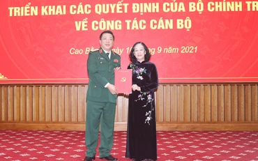 Đồng chí Trương Thị Mai, Ủy viên Bộ Chính trị, Bí thư Trung ương Đảng, Trưởng Ban Tổ chức Trung ương trao quyết điều động, phân công đồng chí Trần Hồng Minh giữ chức Bí thư Tỉnh ủy Cao Bằng.