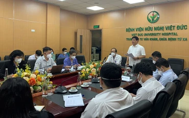 PGS, TS Lương Ngọc Khuê - Cục trưởng Cục Quản lý Khám, chữa bệnh phát biểu trong buổi làm việc về công tác phòng, chống dịch Covid-19 tại Bệnh viện Hữu nghị Việt Đức.