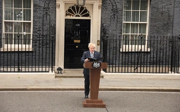 Thủ tướng Boris Johnson đưa ra tuyên bố từ chức trên phố Downing, Thủ đô London, ngày 7/7. (Ảnh: Reuters)
