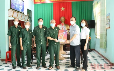 Đại diện Cơ quan Thường trú Báo Nhân Dân trao tặng Báo Xuân Nhân Dân cho Hội Cựu chiến binh tỉnh Đồng Nai.