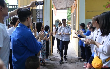 Lực lượng thanh niên tình nguyện chúc mừng, tặng quà cho các thí sinh sau khi kết thúc mỗi buổi thi.