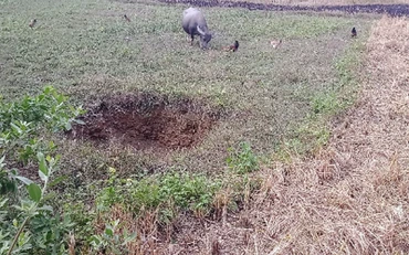 Các hố sụt lún từ việc khai thác mỏ sắt tầng sâu Núi Quặng đến nay chưa được khắc phục. 