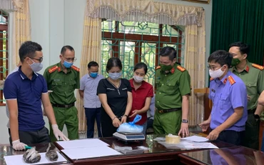 Cơ quan điều tra kiểm tra tang vật của vụ án.