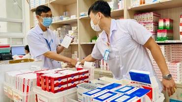 Do thiếu hụt nguồn cung, danh mục thuốc lĩnh bảo hiểm y tế bị rút gọn làm ảnh hưởng đến quyền lợi của người bệnh. Ảnh: DT
