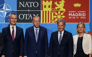 Tổng Thư ký NATO Jens Stoltenberg, Tổng thống Thổ Nhĩ Kỳ Tayyip Erdogan, Tổng thống Phần Lan Sauli Niinisto và Thủ tướng Thụy Điển Magdalena Andersson tham gia hội nghị thượng đỉnh NATO tại Madrid, ngày 28/6. (Ảnh: Reuters)