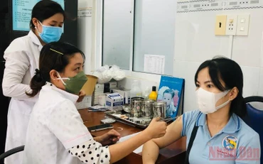 Trung tâm Kiểm soát Bệnh tật tỉnh Bạc Liêu đẩy nhanh tiêm vaccine phòng Covid-19 cho người dân. (Ảnh: Trọng Duy)