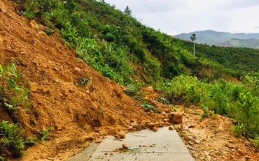 Sạt lở núi trên tuyến đường trung tâm xã vào thôn Đắk Lang, xã Sơn Dung. 