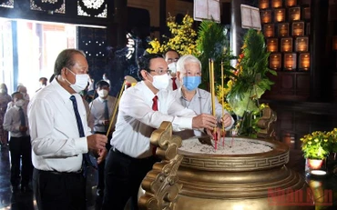Các đại biểu dâng hương tại Đền tưởng niệm.