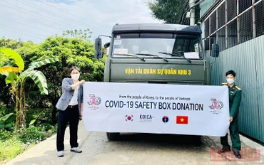 KOICA bàn giao 200 nghìn hộp an toàn cho Viện Vệ sinh dịch tễ Trung ương.