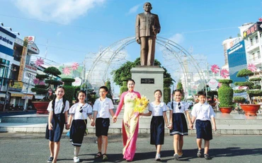 Tượng đài Bác Tôn ở thành phố Long Xuyên.