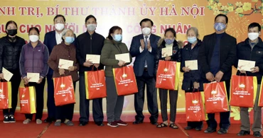 Đồng chí Đinh Tiến Dũng trao quà cho hộ nghèo, gia đình chính sách trên địa bàn TP Nam Định.