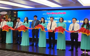 Các đại biểu cắt băng ra mắt Văn phòng đại diện báo Lao động Thủ đô tại thành phố Hồ Chí Minh.