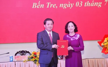 Đồng chí Trương Thị Mai Trao quyết định cho tân Bí thư Tỉnh ủy Bến Tre.