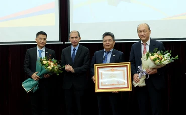 Trung tâm Vũ trụ Việt Nam đón nhận Bằng khen của Thủ tướng Chính phủ nhân 10 năm thành lập.