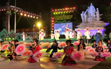 Chương trình nghệ thuật tại buổi lễ kỷ niệm. 