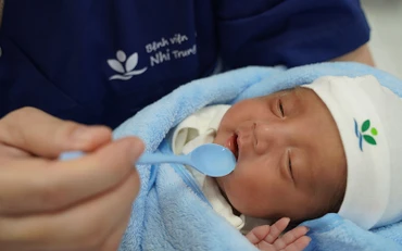 Em bé thụ hưởng sữa từ Ngân hàng Sữa mẹ. 