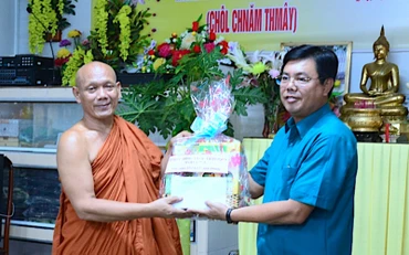Bí thư Tỉnh ủy Cà Mau (bìa phải) thăm và chúc mừng Tết Chol Chnăm Thmây tại chùa Monivongsa Bopharam.
