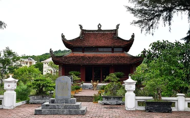 Ðền thờ Bác Hồ trên đảo Cô Tô.