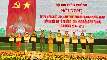 Trao thưởng cho 19 học sinh, sinh viên tiêu biểu trong Chương trình “Nâng bước em tới trường - Con nuôi đồn biên phòng” tại điểm cầu Bộ Tư lệnh Bộ đội biên phòng.