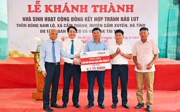 Đại diện lãnh đạo Sovico, HDBank trao tặng nhà cộng đồng cho đại diện lãnh đạo huyện Cẩm Xuyên, Hà Tĩnh. 