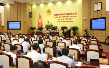 Các đại biểu Hội đồng nhân dân thành phố Hà Nội biểu quyết thông qua Nghị quyết tại kỳ họp. Ảnh: Viết Thành