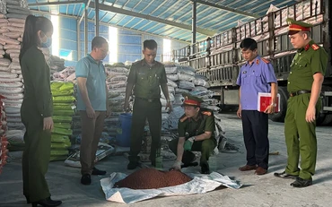 Đại diện các cơ quan chức năng kiểm tra, thu giữ phân bón giả.