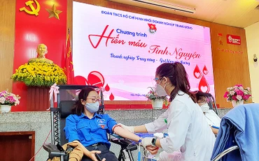 Đoàn viên, thanh niên hiến máu tại chương trình “Doanh nghiệp Trung ương - Giọt hồng yêu thương”.