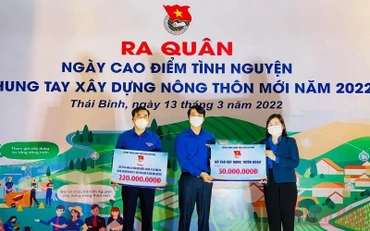 Trung ương Đoàn tặng biểu trưng kinh phí hỗ trợ xây dựng nông thôn mới tại tỉnh Thái Bình.