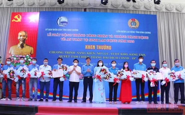 Khen thưởng cá nhân tiêu biểu trong thực hiện Chương trình “Sáng kiến, nỗ lực vượt khó, sáng tạo, quyết tâm chiến thắng đại dịch Covid-19”.