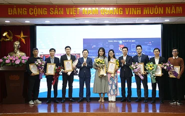 Nhóm tác giả Chương trình truyền hình Đối diện “Chống nhạt Đảng, khô Đoàn trong thanh niên” nhận giải Nhất tại buổi lễ.