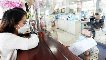 Người làm công ăn lương phải đóng thuế thu nhập quá cao. Ảnh: ĐÀO NGỌC THẠCH