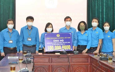 Tổng Liên đoàn Lao động Việt Nam tặng quà công nhân lao động hai tỉnh Bắc Ninh và Bắc Giang