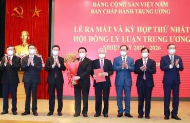 Ủy viên Bộ Chính trị, Thường trực Ban Bí thư Võ Văn Thưởng trao quyết định thành lập Hội đồng Lý luận Trung ương, nhiệm kỳ 2021-2026, sáng 12/9. (Ảnh: TTXVN)