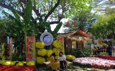 Người dân đến với Hội Hoa Xuân.