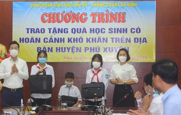 Đại diện Công đoàn ngành giáo dục và đào tạo Hà Nội và Phòng Giáo dục và Đào tạo quận Ba Đình trao tặng thiết bị học trực tuyến cho các em học sinh khó khăn huyện Phú Xuyên.