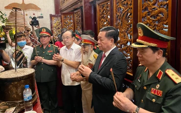 Đồng chí Nguyễn Trọng Nghĩa và các đại biểu dâng hương tưởng niệm các Vua Hùng.