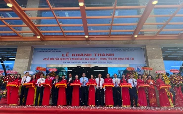 Cắt băng khánh thành cơ sở mới Bệnh viện Nhi Đồng 1 giai đoạn 1. 
