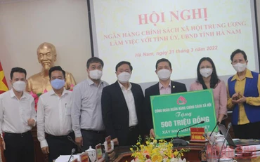 Công đoàn Ngân hàng Chính sách xã hội trao tặng tỉnh Hà Nam 500 triệu đồng xây dựng nhà Đại đoàn kết.
