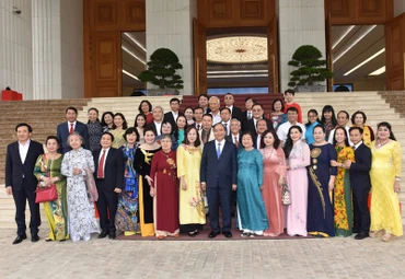 Thủ tướng gặp mặt đoàn Quỹ Học bổng Vừ A Dính và CLB “Vì Hoàng Sa - Trường Sa thân yêu”