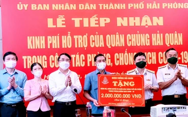 Đại diện lãnh đạo Quân chủng Hải Quân trao 2 tỷ đồng tặng TP Hải Phòng chống dịch Covid-19.